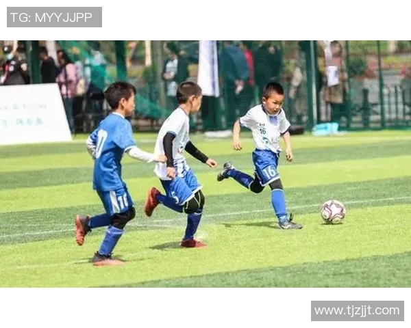 足球明星与小孩的温馨瞬间照片分享，感受运动的魅力与梦想的启航