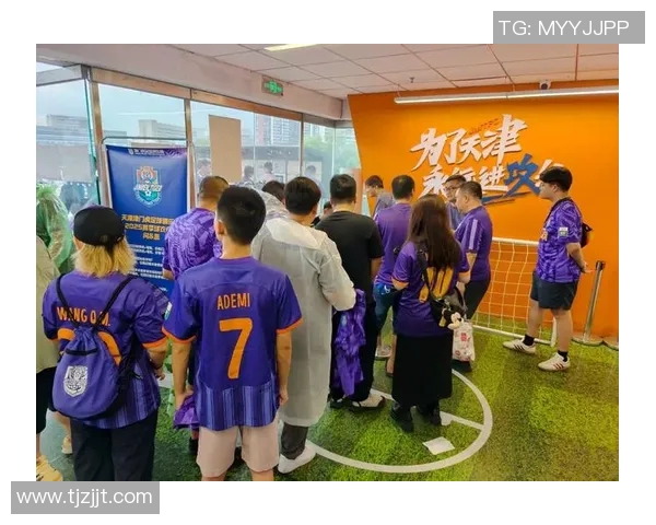 足球明星街头遭球迷热情围堵亲密互动引发粉丝狂欢盛况