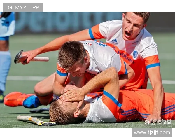 足球明星受伤瞬间重现搞笑模仿秀引发球迷热议与欢笑